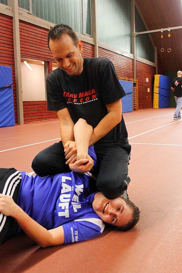 Patrick Wiese hat BZ-Redakteurin Tamara Keller beim Krav Maga Training im Griff.  | Foto: Nina Witwicki