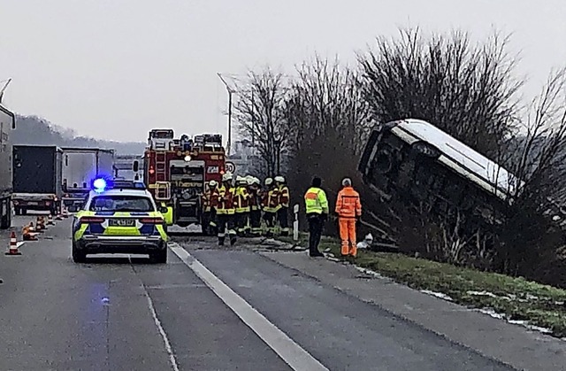 Die Feuerwehr Herbolzheim im Einsatz b...er A5 zwischen Herbolzheim und Rust.    | Foto: Feuerwehr Herbolzheim