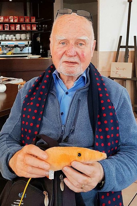 Kurt-Wilhelm Stahl mit einer Leishmanie aus Plüsch  | Foto: Dominik Heissler