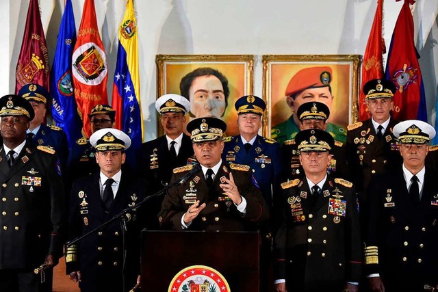 Verteidigungsminister Vladimir Padrino...t Nicolas Maduro die Untersttzung zu.  | Foto: AFP