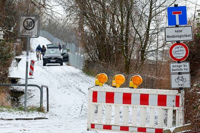 Der Belliweg bleibt wegen fehlender Leitplanke fr Autos gesperrt.  | Foto: Ingo Schneider