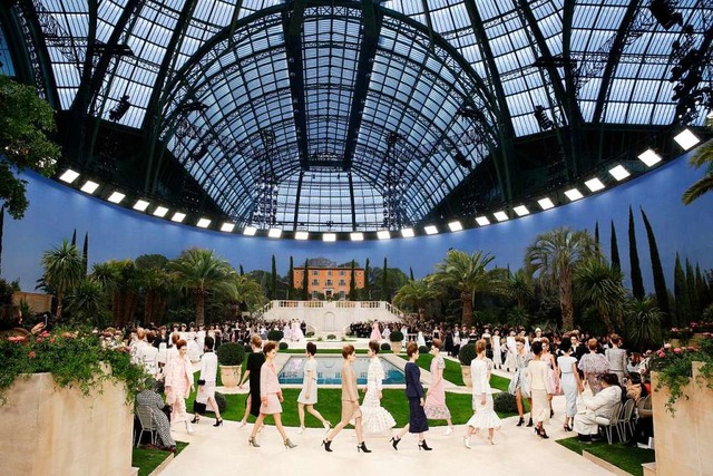 Groe Kulisse: die Show von Chanel im Pariser Grand Palais  | Foto: Christophe Ena