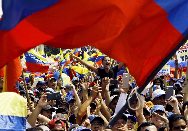 Zahlreiche Menschen nehmen an einer Ku...e Regierung von Prsident Maduro teil.  | Foto: DPA