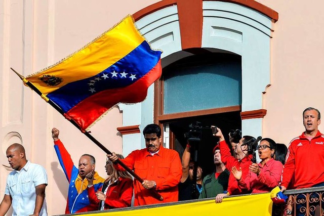 Prsident Maduro spricht auf dem Balkon seines Palastes zu Anhngern.    | Foto: AFP