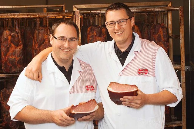 Christoph und Patric Dosenbach (von li... traditionellen Schwarzwlder Schinken  | Foto: Jrgen Weisheitinger, Badischer Einkaufskorb