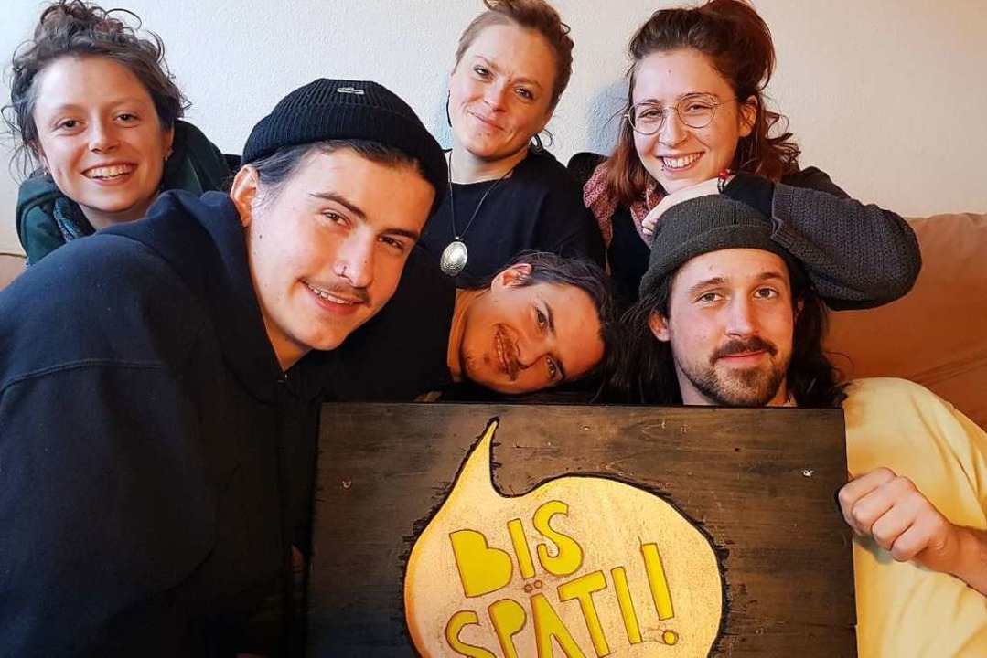 Sechs Mitglieder des Kollektivs von &#...rnreich und rechts daneben Anaïs Moll.  | Foto: Bis Späti