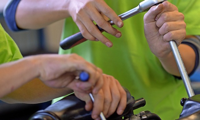 Der schwindende Kontakt zum Handwerk u...ache fr mangelndes Interesse daran.    | Foto:  Ralf Hirschberger (dpa)