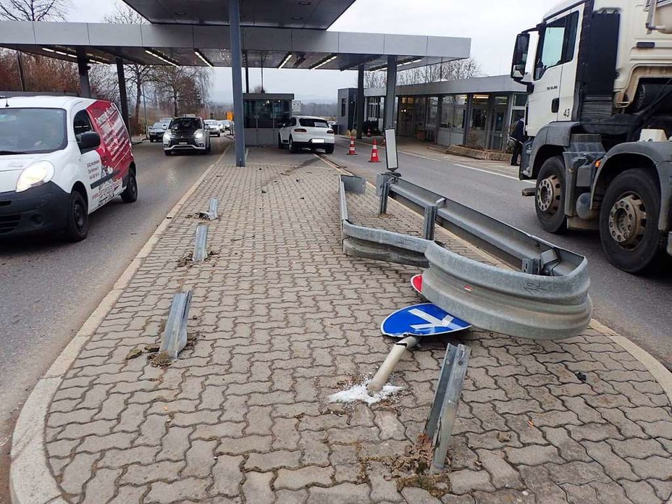 Eine Schweizer Autofahrerin ist mit ih... Lottstetten im Zollhäuschen gelandet.  | Foto: Polizei