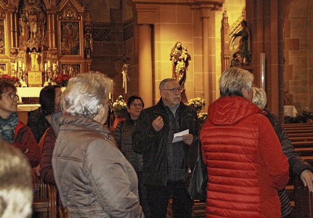 Walter Gerber (Mitte) vermittelte  Wis...r die  Kirche Sankt Johannes Baptista.  | Foto: Christiane Franz