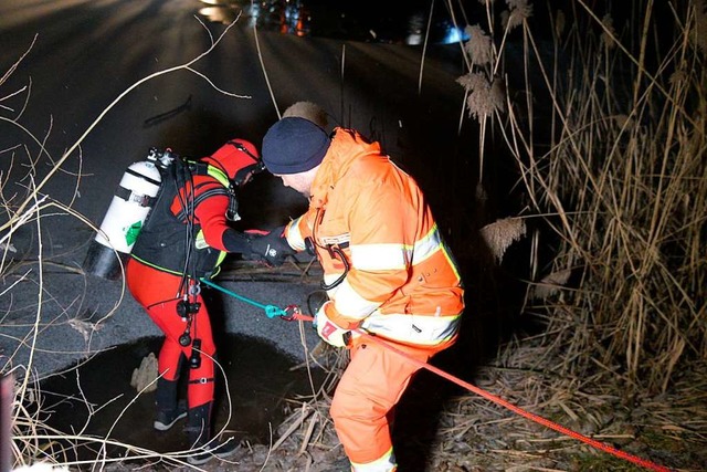 Retter suchen nach einem im Eis eingebrochenen Kind  | Foto: dpa