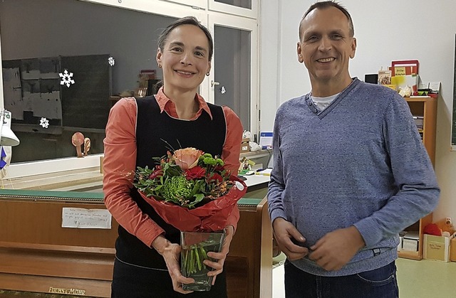 Zugunsten der Mambergschule gab die Pi...kte sich dafr mit einem Blumenstrau.  | Foto: privat