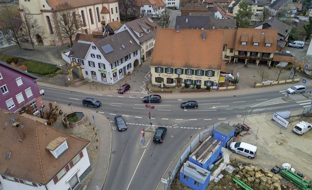 Dort, wo im Schliengener Ortskern Bund...fen, soll ein Kreisverkehr entstehen.   | Foto: Matthias Weniger