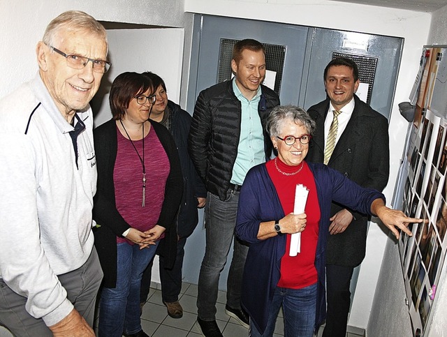 Dank an die Spender: TV-Vorsitzende Ch...Toilettenanlage in der Jahnhalle vor.   | Foto: Ralph Lacher (2), Gabriele Poppen