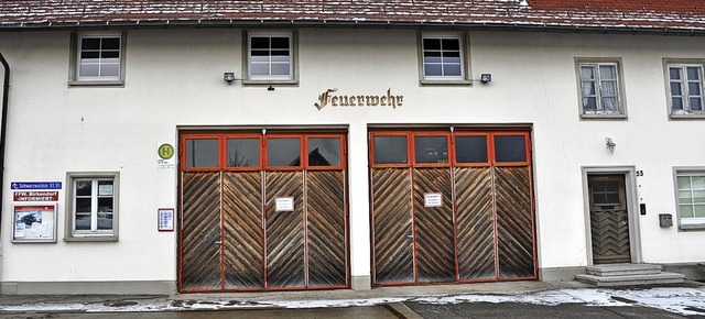 Die Garagentore am Feuerwehrgertehaus...eine Spezialanfertigung herauslaufen.   | Foto: Ursula Ortlieb