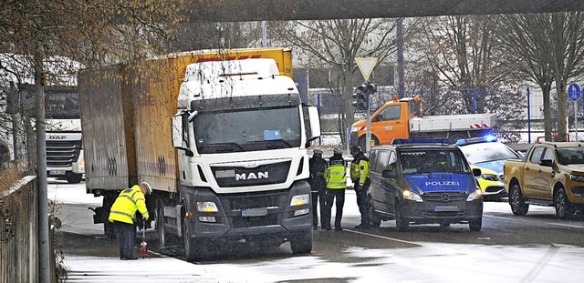 Beim Abbiegen aus einer Firmenausfahrt...te der Fahrer  den tragischen Unfall.   | Foto: Seller