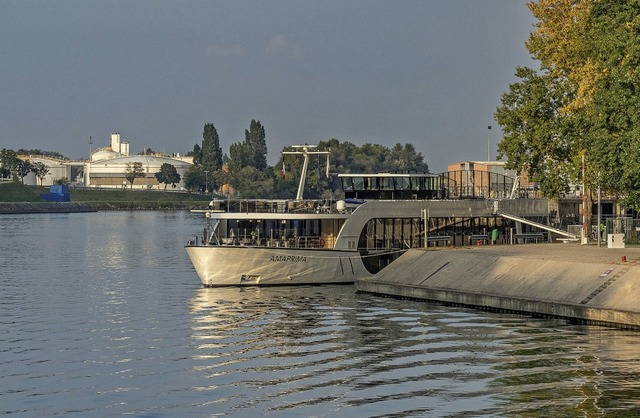 Rhein-Lastkhne hatten im Sommer zu we... Nicht so die Flusskreuzfahrtschiffe.   | Foto: teli