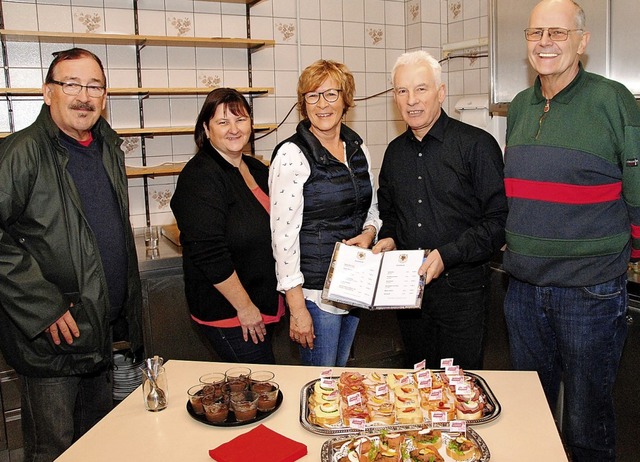 Vorsitzender Ulrich Obrist, Diana Himm...neue Speisenangebot in der Jahnhalle.   | Foto: SEDLAK