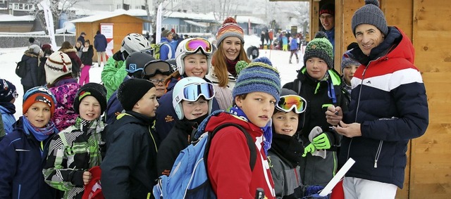 Autogrammstunde mit Olympiasieger Martin Schmitt auf dem Feldberg   | Foto: Hahne