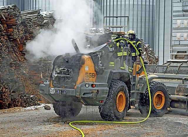 Der ausgebrannte Radlader   | Foto: stadt