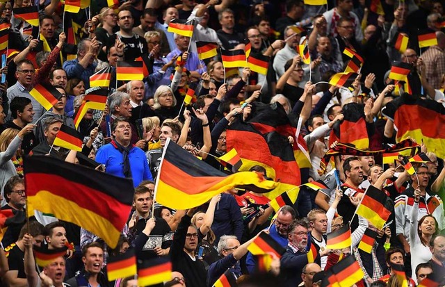 Deutsche Handballfans whrend des Spiels gegen die Spanier am Mittwoch in Kln   | Foto: dpa