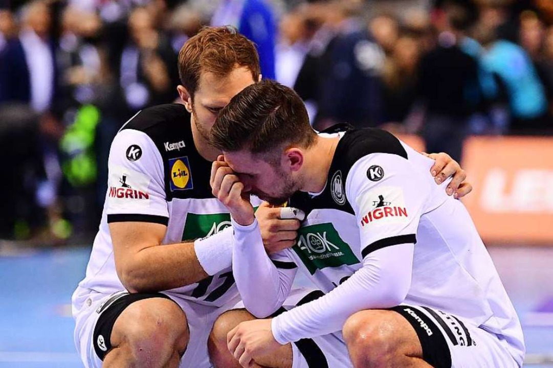 Sind enttäuscht: die deutschen Spieler Steffen Weinhold (links) und Fabian Wiede  | Foto: dpa