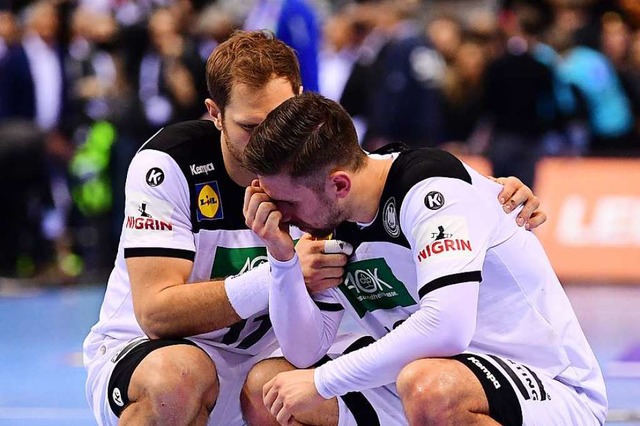Sind enttuscht: die deutschen Spieler Steffen Weinhold (links) und Fabian Wiede  | Foto: dpa