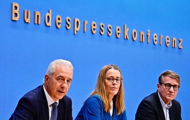 Der Vorstand der Kohlekommission, best...erenz die Einigung der Kommission vor.  | Foto: AFP