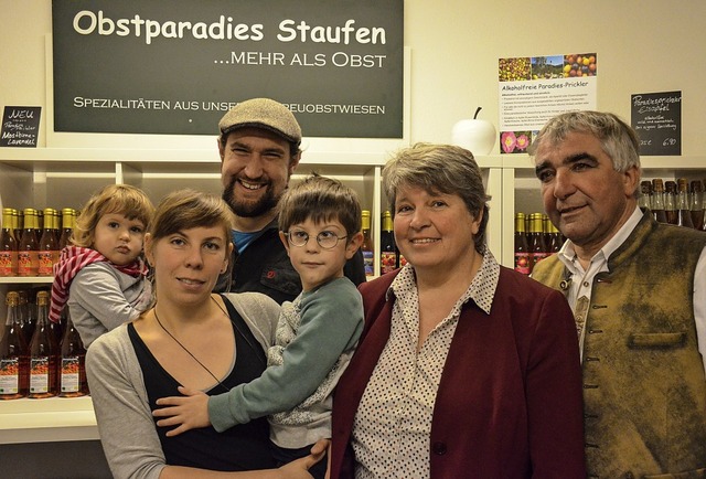 Im Obstparadies packt die ganze Famili...und Janosch, Susanne und Martin Geng.   | Foto:  Gabriele Hennicke