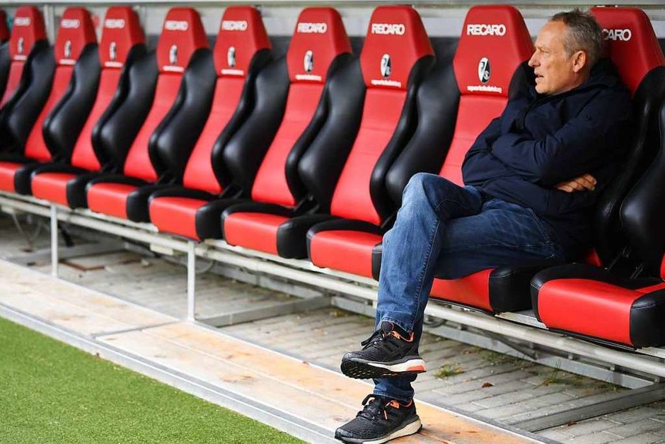 Christian Streich vor dem Anpfiff auf der Trainerbank. (Foto: dpa) Christian Streich vor dem Anpfiff auf der Trainerbank. (Foto: dpa)