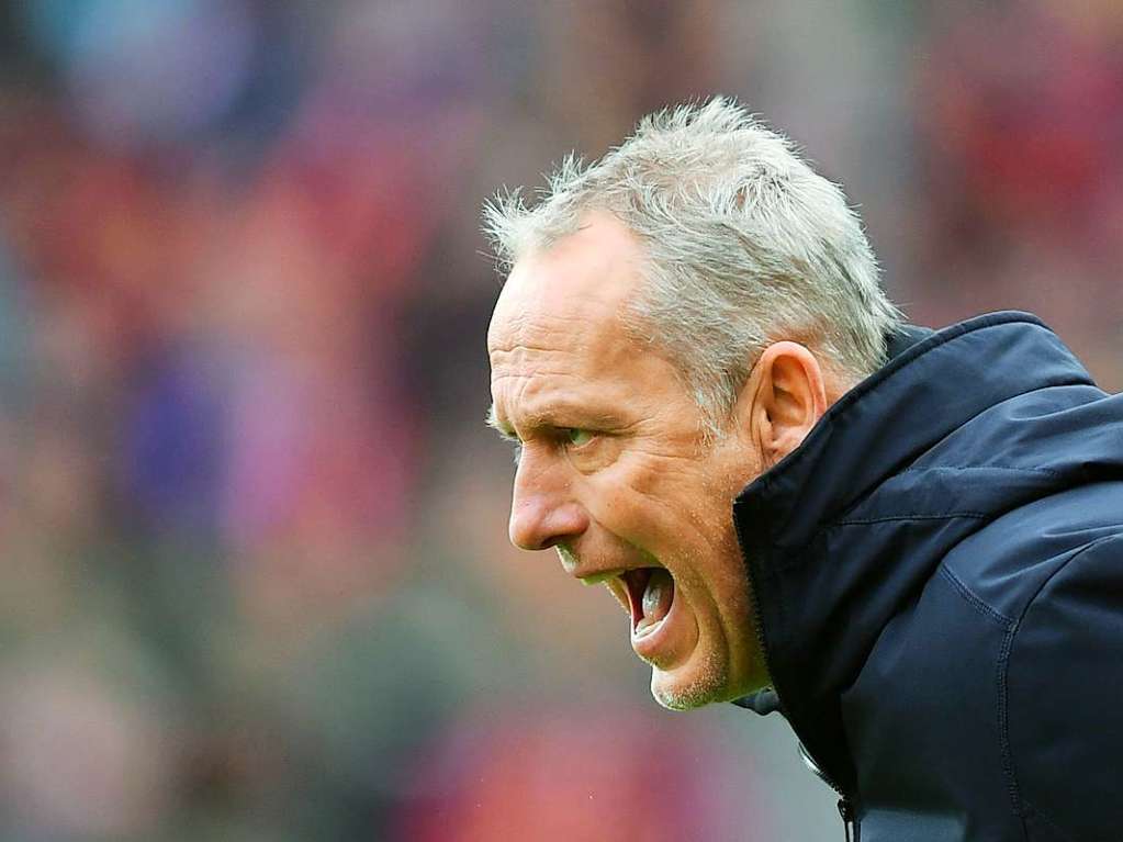 Christian Streich feuert seine Spieler an.