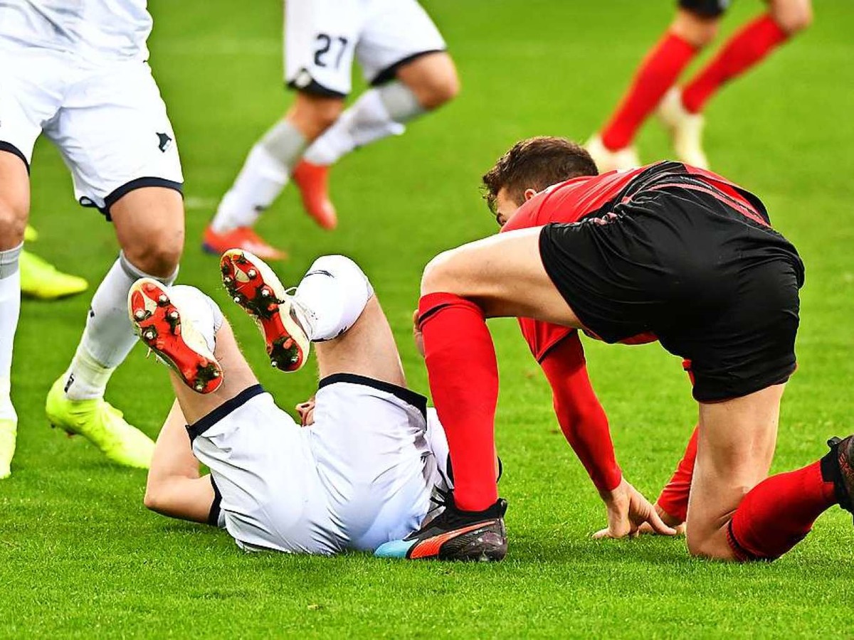 Krabbelgruppe fr Fortgeschrittene: Die Spieler versuchen die Herrschaft ber den Ball zu erlangen.