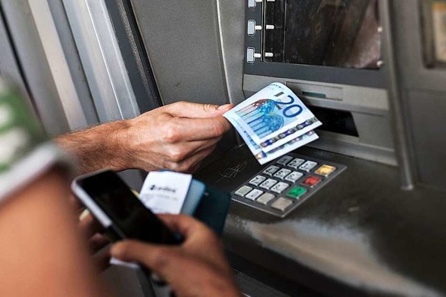 Geldautomaten berprfen die Banknoten...ihrem Weg zum Ausgabeschlitz mehrfach.  | Foto: dpa