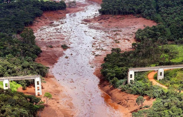 Eine Luftaufnahme zeigt eine zerstrte...h dem Dammbruch an einer Eisenerzmine.  | Foto: dpa