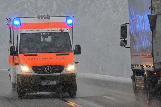 Bei Wind und Wetter im Einsatz: Die Rettungswagen des Roten Kreuzes.  | Foto: dpa
