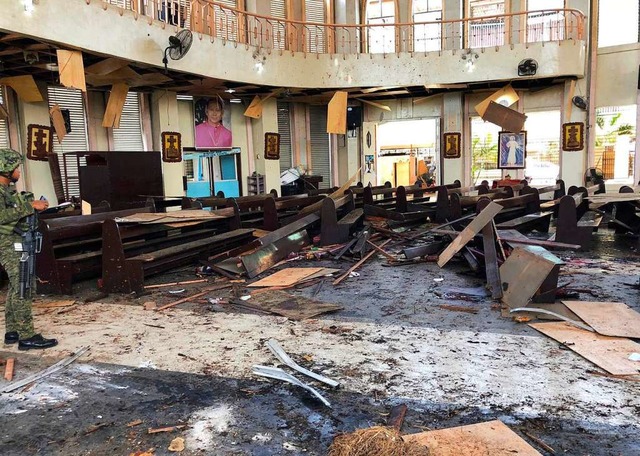 Bombenangriff auf eine Kirche während eines Gottesdienstes auf den Philippinen. | Foto: dpa Bombenangriff auf eine Kirche während eines Gottesdienstes auf den Philippinen. | Foto: dpa