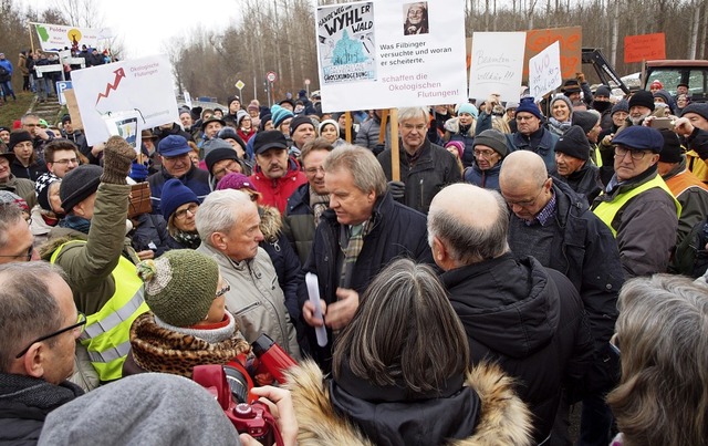 Demonstranten aus den vom geplanten Po...minister Franz Untersteller zur Rede.   | Foto: Michael Haberer