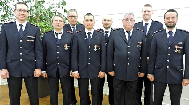 Gesamtkommandant Christian Klein mit A...t Maximilian Wehrle jun. (von links).   | Foto: Sredniawa