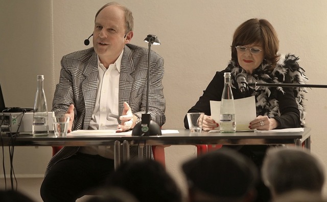 Jens Rosteck und Susanne Reinl am Donn...ng in der Offenburger Stadtbibliothek   | Foto: Christoph Breithaupt