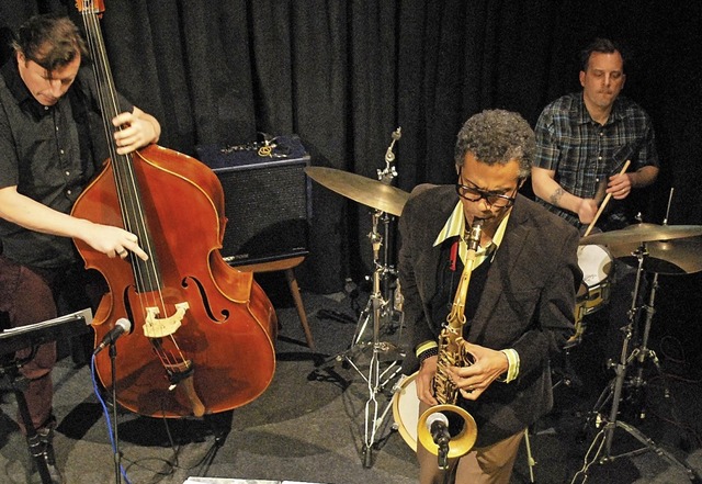 Matt Pennan am Bass, Mark Turner am Te...t am Schlagzeug spielten im Jazztone.   | Foto: THOMAS LOISL MINK