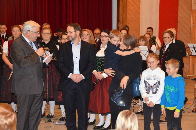 Brgermeister Helmut Kaiser gratuliere...rn in die Dachsberghalle gekommen war.  | Foto: Sebastian Barthmes