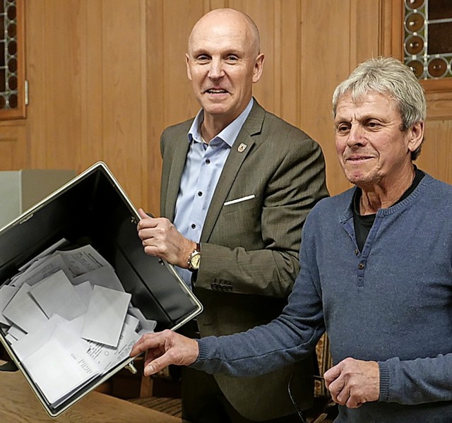 Brgermeister Rdiger Ahlers (links) u...ter Edwin Hofmann ffnen die Wahlurne.  | Foto: Hans-Peter Mller