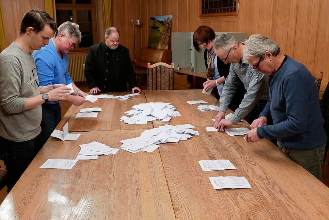 Auszählung im Wahlbezirk Rathaus  | Foto: Hans-Peter Müller