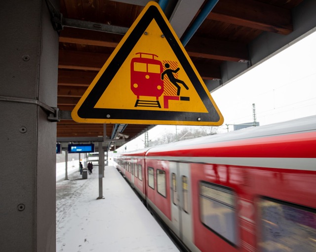 Ein Schild an der S-Bahn-Station weist auf die Gefahr hin.   | Foto: dpa