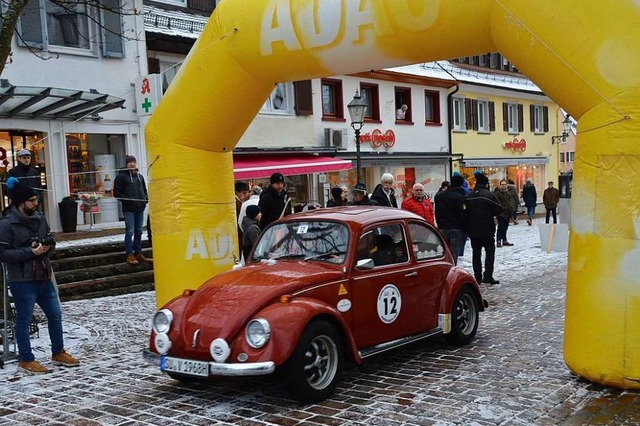22 Young- und 22 Oldtimer fuhren am Samstag durch Kirchzarten.  | Foto: Horatio Gollin