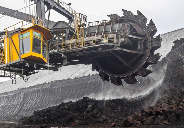 Hier wird Braunkohle abgebaut. Die Mas...r arbeitet, ist ein Schaufelradbagger.  | Foto: dpa