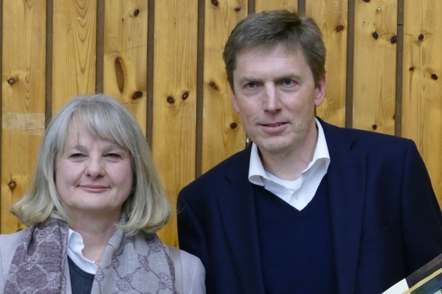 Johannes Albrecht und seine Frau Andre...ach dem Wahlsieg in der Feldberghalle.  | Foto: Tanja Bury