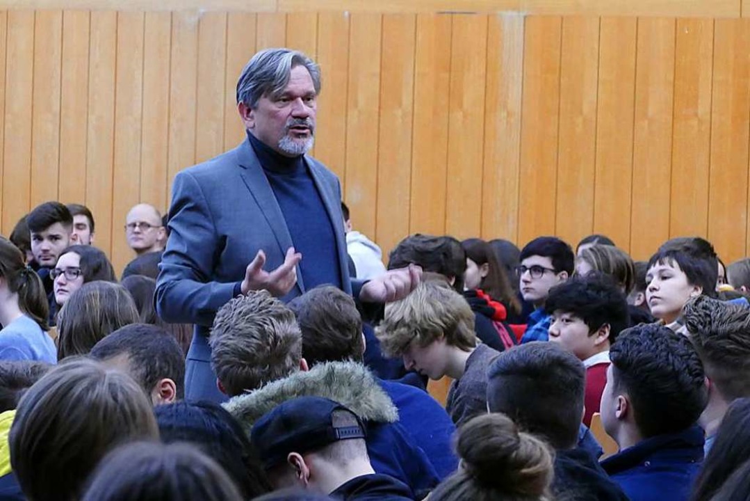 Dominik Bartsch vom UN-Flchtlingshilfswerk diskutiert mit Lrracher Schlern.  | Foto: Dora Schls