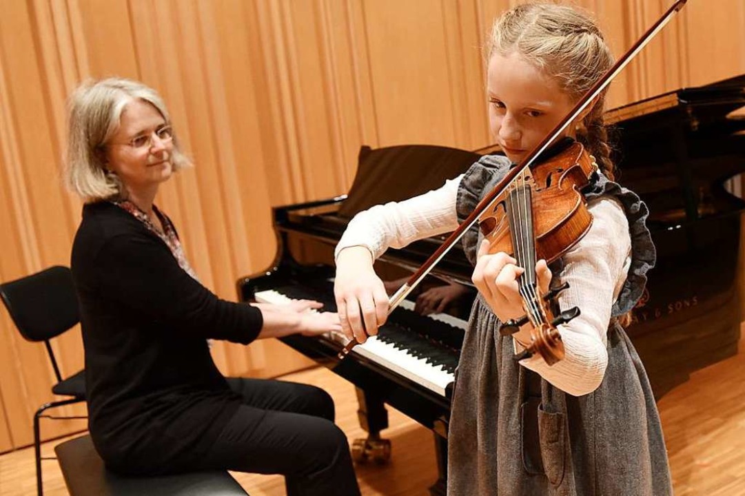Anna-Lea Marquigny mit Lehrerin Miriam...lph bei &#8222;Jugend musiziert&#8220;  | Foto: Rita Eggstein