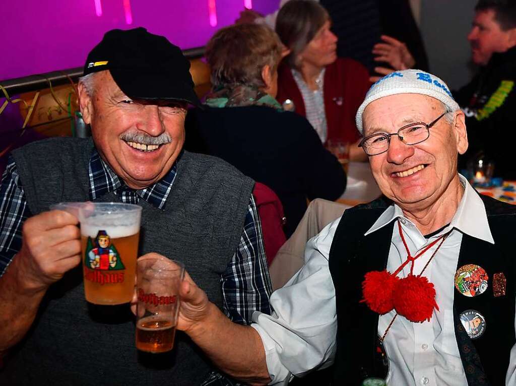 Bonndorfer Guggenmusik-Veteranen prosten sich zu.