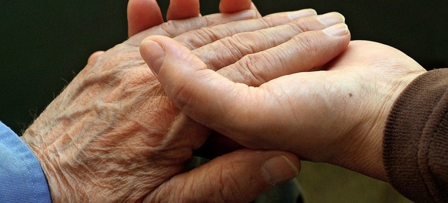 Verschiedene Generationen sollen sich ...e Nachbarschaftshilfe die Hand geben.   | Foto: Symbolbild: Dpa